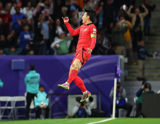 2일(현지시각) 카타르 알와크라 알자누브 스타디움 열린 2023 아시아축구연맹(AFC) 아시안컵 8강전 한국과 호주의 경기에서 손흥민이 연장 전반 프리킥으로 역전골을 성공시킨 뒤 환호하고 있다. 연합뉴스