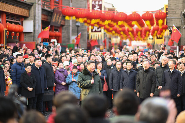 시진핑 중국 국가주석이 2월1일 톈진을 방문해 모여든 주민들에게 춘절(설) 인사를 건네고 있다. 신화 연합뉴스