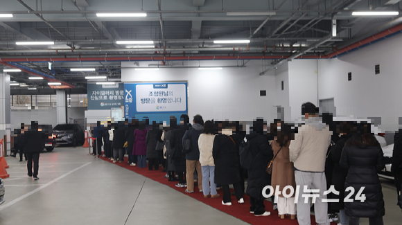 2일 서울 강남구 자이갤러리에서 '메이플자이' 견본주택 방문객들이 입장을 기다리고 있다. [사진=이수현 기자]