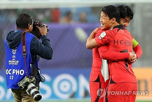 호주전 승리의 주멱 황희찬과 손흥민이 기뻐하고 있다. [알와크라=연합뉴스]