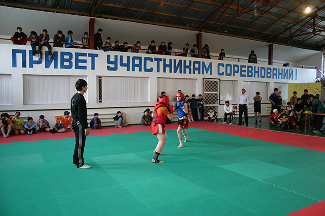 러시아 특수목적 체육 중고등학교에서 2017년 5월 학생들이 중국 무술 ‘우수’ 싼다를 대련하고 있다. 사진=‘퍄티 스토론 스베타’