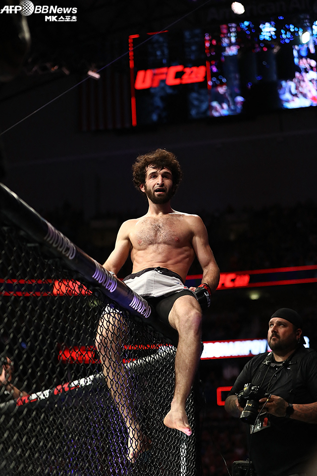 자비트 마고멧샤리포프가 2018년 9월 미국 텍사스주 아메리칸 에어라인스 센터에서 UFC 데뷔 4연승을 거둔 후 기뻐하고 있다. 사진=AFPBBNews=News1