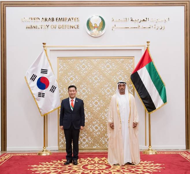 신원식 국방부 장관이 2일(현지시각) 모하메드 빈 무바라크 알 마즈루  UAE(아랍에미리트연합) 국방특임장관과 회담을 개최하고 양국 간 국방·방산협력을 지속 강화하기로 합의했다. / 사진=국방부