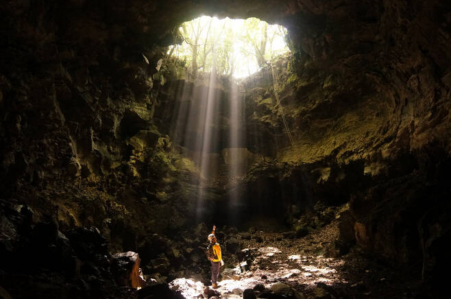 외국인 관광객에게 편리한 교통인프라가 부족한 제주 동부지역 유네스코 세계자연유산 거문오름 용암계 동굴군