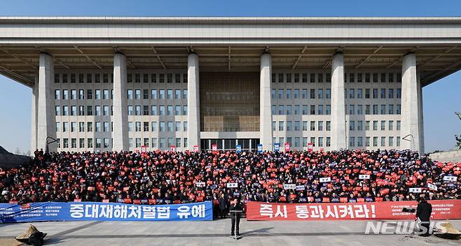 [서울=뉴시스] 황준선 기자 = 김기문 중소기업중앙회 회장이 31일 오후 서울 여의도 국회 본청 앞 계단에서 열린 중대재해처벌법 유예 촉구 전국 중소기업인 결의대회에서 발언하고 있다. 2024.01.31. hwang@newsis.com