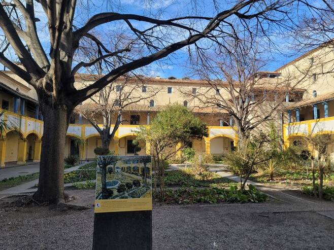 프랑스 남부 여행에서 빼놓을 수 없는 반 고흐의 정신병원(L'espace Van Gogh). 지금은 카페로 운영된다. *재판매 및 DB 금지