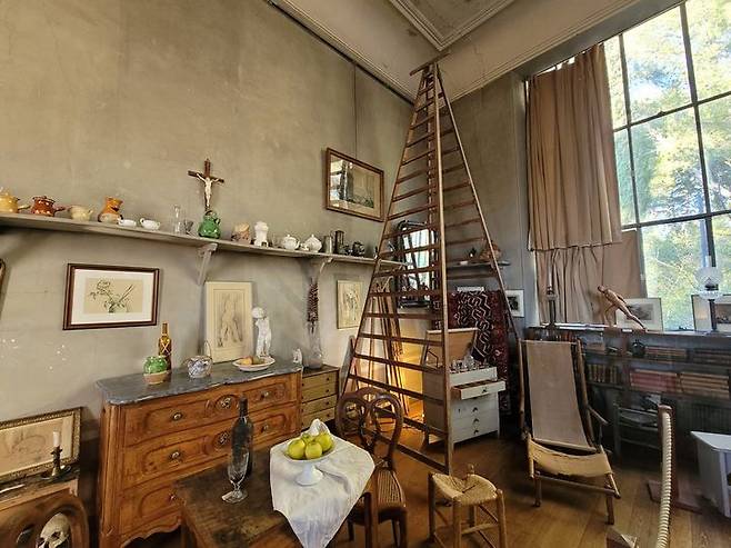 세잔은 직접 작성한 도면으로 작업실을 짓고 4년 동안 작업하며 생활했다. 아뜰리에는 세잔의 의복과 모자가 그가 살아 있을 때처럼 남쪽벽 구석의 옷장에 걸려있다. *재판매 및 DB 금지