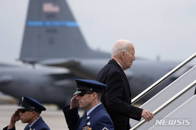 [뉴캐슬(델라웨어주)=AP/뉴시스] 조 바이든 미국 대통령이 2일(현지시간) 미 델라웨어주 뉴캐슬에 있는 공군 기지에서 전용기에 탑승하고 있다. 2024.02.03.