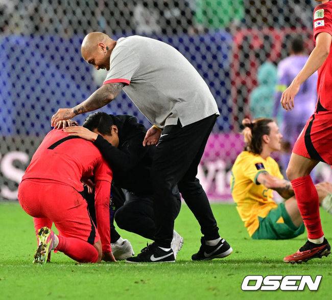 [OSEN=알 와크라(카타르), 지형준 기자] 클린스만 감독이 이끄는 축구대표팀이 3일 새벽 12시 30분(한국시간) 카타르 알 와크라 알 자눕 스타디움에서 개최된 ‘2023 AFC 아시안컵 8강전’에서 연장 승부 끝에 손흥민의 결승골이 터져 호주를 2-1로 이겼다.한국은 4강전에서 요르단을 만나 결승진출을 노린다.&nbsp;무려 64년 만의 아시안컵 우승에 도전하는 한국의 꿈은 이어지게 됐다. &nbsp;경기를 마치고 차두리 코치가 손흥민과 승리를 기뻐하고 있다. 2024.02.03 / jpnews.osen.co.kr