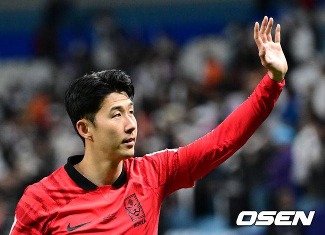 [OSEN=알 와크라(카타르), 지형준 기자] 클린스만 감독이 이끄는 축구대표팀이 3일 새벽 12시 30분(한국시간) 카타르 알 와크라 알 자눕 스타디움에서 개최된 ‘2023 AFC 아시안컵 8강전’에서 연장 승부 끝에 손흥민의 결승골이 터져 호주를 2-1로 이겼다.한국은 4강전에서 요르단을 만나 결승진출을 노린다.&nbsp;무려 64년 만의 아시안컵 우승에 도전하는 한국의 꿈은 이어지게 됐다. &nbsp;손흥민이 팬들과 승리를 기뻐하고 있다. 2024.02.03 / jpnews.osen.co.kr
