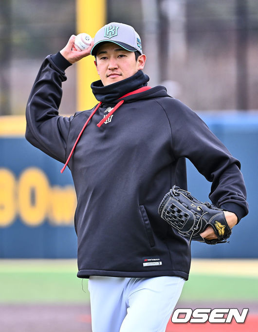 [OSEN=부산, 이석우 기자]KT 위즈 고영표가 훈련을 하고 있다. 2024.02.02 / foto0307@osen.co.kr