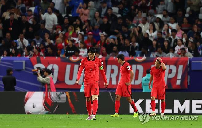 선취골 빼앗긴 한국 (알와크라=연합뉴스) 김도훈 기자 = 2일(현지시간) 카타르 알와크라 알자누브 스타디움 열린 2023 아시아축구연맹(AFC) 아시안컵 8강전 한국과 호주의 경기. 호주 크레이그 구드윈에게 선취골을 허용하자 대표팀 선수들이 허탈해 하고 있다. 2024.2.3 superdoo82@yna.co.kr