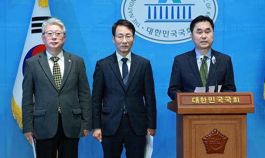 왼쪽부터 조응천, 이원욱, 김종민 의원. 사진=뉴시스