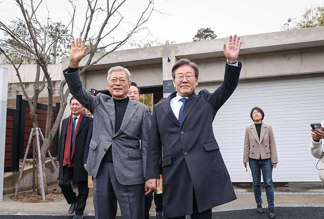 문재인 전 대통령(왼쪽)과 이재명 더불어민주당 대표가 4일 경남 양산 평산마을의 문 전 대통령 사저 앞에서 지지자들에게 손을 흔들며 인사하고 있다.(사진=더불어민주당 제공)