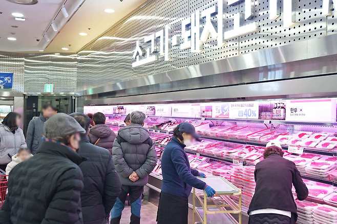 롯데마트 제타플렉스 서울역점 축산 매대 전경(롯데마트 제공)