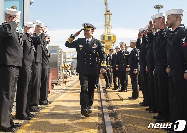 양용모 해군참모총장이 2일(현지시간) 미 전략핵잠수함 알래스카함(USS Alaska, SSBN-732) 승조원들의 경례를 받으며 승함하고 있다. (해군 제공) 2024.2.4/뉴스1