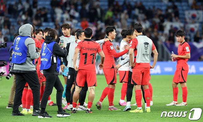 대한민국 손흥민이 2일(현지시간) 카타르 알와크라 알자누브 스타디움에서 열린 2023 아시아축구연맹(AFC) 카타르 아시안컵 8강전 호주와 대한민국의 경기, 연장 승부 끝에 2-1로 승리를 거두며 4강에 진출한 후 기뻐하고 있다. 2024.2.3/뉴스1 ⓒ News1 김성진 기자