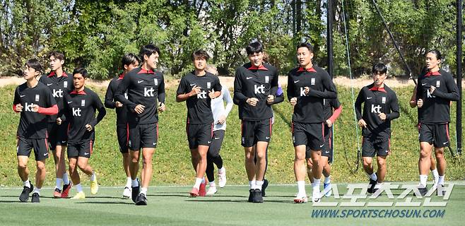 대한민국 축구대표팀이 3일(현지시간) 카타르 도하 알 아글라 트레이닝 센터에서 회복훈련을 진행했다. 대한민국 선수들이 훈련을 소화하고 있다. 도하(카타르)=박재만 기자 pjm@sportschosun.com/2023.02.03/