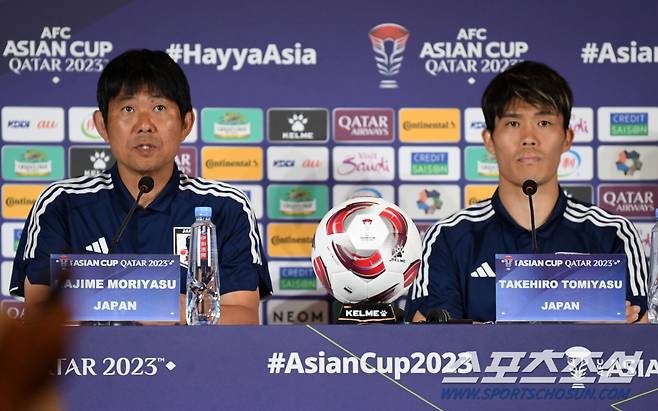 모리야스 하지메 일본 축구대표팀 감독과 토미야스 타케히로가 23일(현지시간) 미디어센터에서 열린 기자회견에 참석해 취재진 질문에 답하고 있다. 도하(카타르)=박재만 기자 pjm@sportschosun.com/2023.01.23/