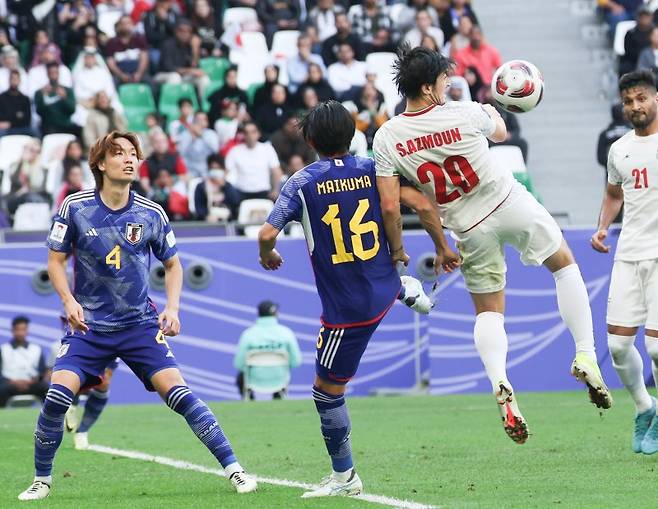 [알라이얀(카타르)=뉴시스] 아시아축구연맹(AFC) 2023 카타르 아시안컵 8강전 이란 대 일본의 경기 전반 이란 아즈문이 헤딩슛을 하고 있다.