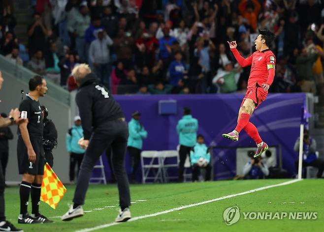 카타르 알와크라 알자누브 스타디움 열린 2023 아시아축구연맹(AFC) 아시안컵 8강전 한국과 호주의 경기. 손흥민이 연장전에서 프리킥으로 역전골을 성공시킨 뒤 환호하고 있다. 왼쪽은 기뻐하는 클린스만 감독. 사진=연합뉴스