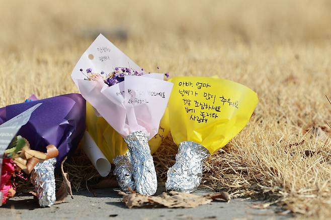 성묘를 왔던 한 가족이 두고 간 꽃다발에 그리운 마음이 적혀있다. 김혜윤 기자