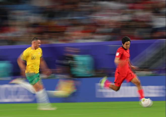 지난 3일 카타르 알와크라 알자누브 스타디움 열린 2023 아시아축구연맹(AFC) 아시안컵 8강전 한국과 호주의 경기. 설영우가 호주 선수들을 제치고 드리블하고 있다. 사진=연합뉴스