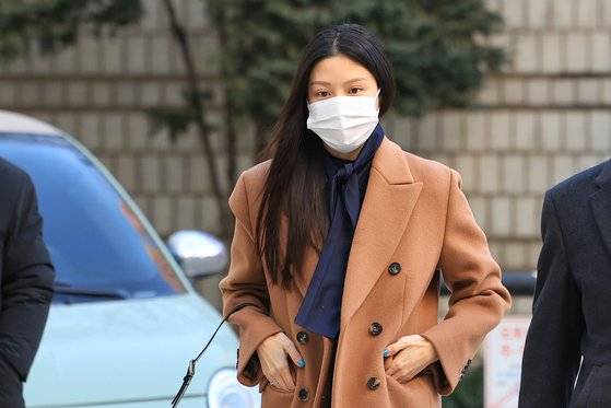 입시 비리 혐의로 불구속 기소된 조국 전 법무부 장관 딸 조민 씨가 지난달 26일 오전 서울 서초구 서울중앙지방법원에서 열린 1심 2회 공판에 출석하고 있다. 연합뉴스