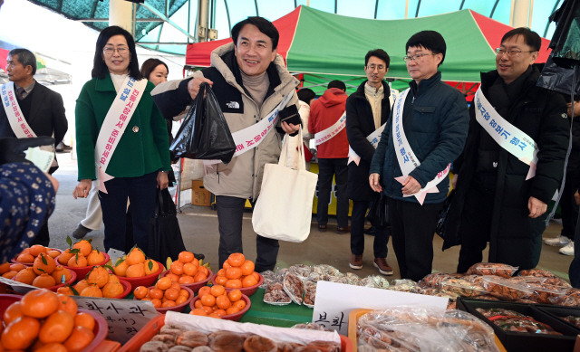 ▲ 김진태 도지사가 4일 설명절을 앞두고 춘천 신북읍 샘밭 장을 찾아 제수용품을 구입하고 있다. 서영