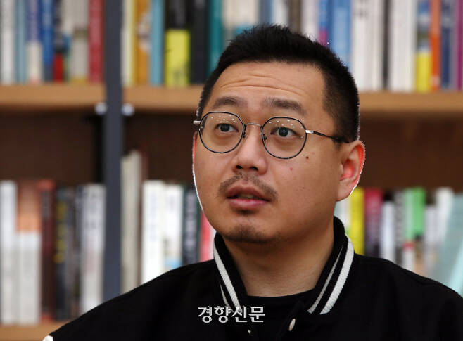 HIV 감염인 상훈씨(활동명)가 지난달 서울 경향신문사 본사에서 자신의 몸에 대해 이야기하고 있다. 서성일 선임기자