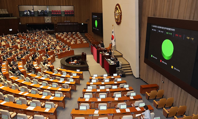 지난해 11월 9일 열린 국회 본회의에서 노란봉투법 투표 결과가 나오고 있다. 노란봉투법은 이날 야당 단독으로 통과됐으나 윤석열 대통령의 재의요구원 행사로 입법되지 않았다.