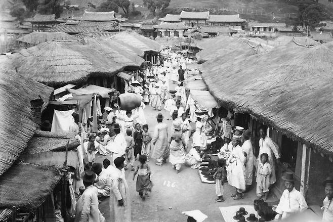 떠들썩한 옛거리 풍경(일제강점기). [국립중앙박물관]
