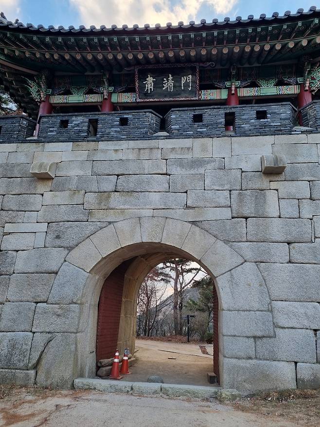 숙정문. 한양도성의 북문인 숙정문은 과거 인적이 드물고 북쪽이라 음기도 강해 평소 문을 폐쇄하고 통행을 금지했다. 하지만 대보름에 한해 하루만 문을 열어 여자들이 드나들 수 있도록 허용했다. [배한철 기자]