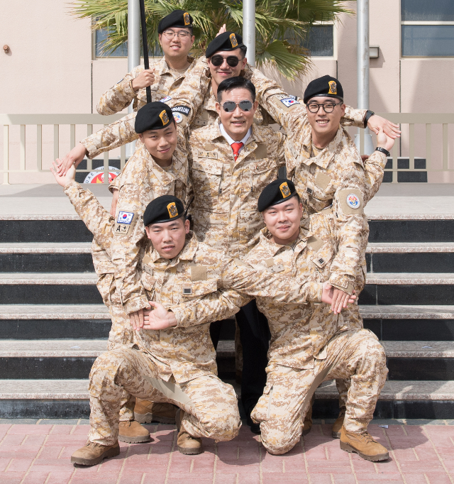 신원식 국방부 장관이 UAE(아랍에미리트) 군사훈련협력단(아크부대)을 방문해 해외 파병 장병들과 기념 촬영하고 있다. / 사진=국방부