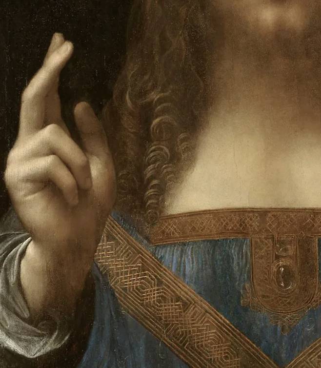 레오나르도 다빈치가 그린 것으로 추정되는 그림 살바토르 문디, 축복을 내리는 것처럼 보이는 예수의 오른쪽 손가락 둘. 원근법에 따라 다른 요소보다 더욱 선명하게 그려졌다.(부분확대) [크리스티]