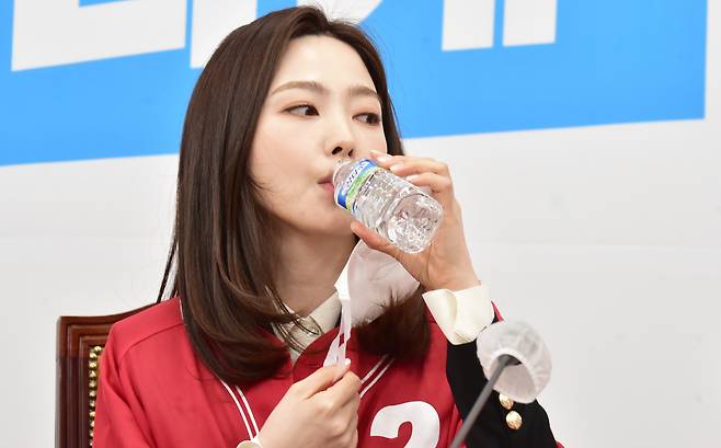 당구선수 차유람 국민의힘 입당 환영식에서 차 선수가 물을 마시고 있다. [연합]