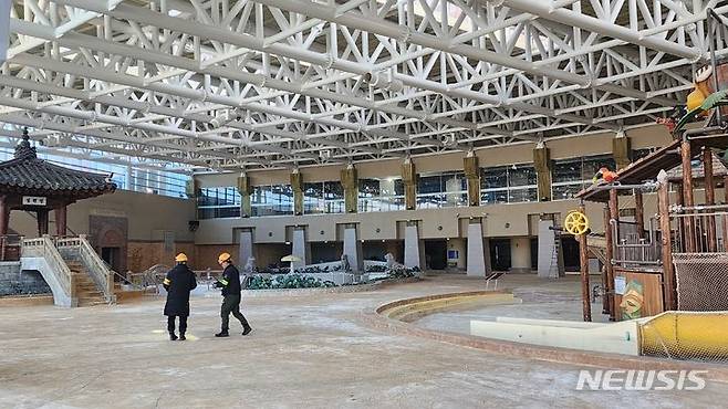 [영주=뉴시스] 김진호 기자 = 15년여 동안 방치돼 흉물스럽던 소백산영주스파리조트 실내 워터파크가 깨끗한 모습으로 보수되고 있다. 2023.12.29  kjh9326@newsis.com