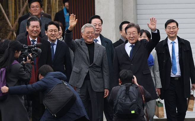 더불어민주당 이재명 대표가 4일 오후 경남 양산시 하북면 평산마을 문재인 전 대통령 사저에서 문 전 대통령과 지지자에게 손 인사하고 있다. 연합뉴스