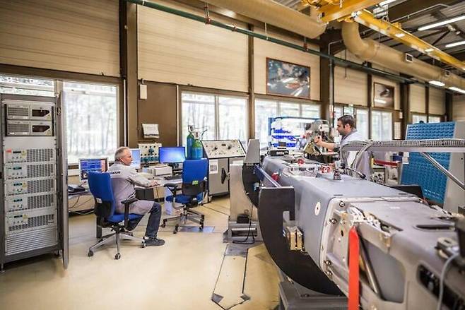 스톰 섀도 미사일 제작사인 MBDA 직원들이 최종 조립을 앞둔 미사일을 점검하고 있다. MBDA 제공