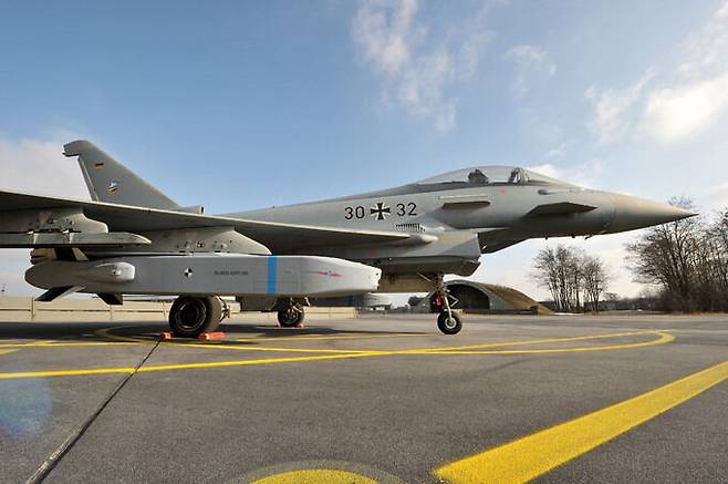 독일 공군 타이푼 전투기가 타우러스 장거리 공대지미사일을 장착한 채 대기하고 있다. MBDA 제공