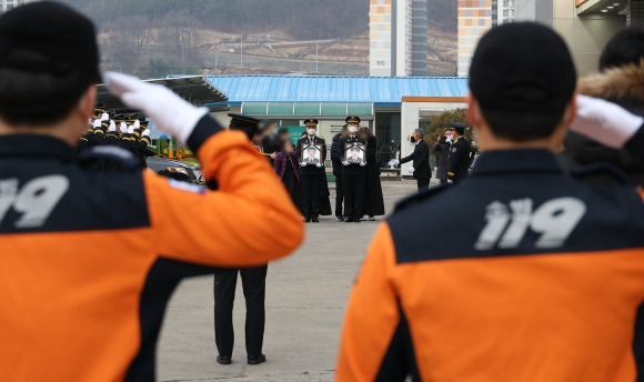 순직 소방관 맞이하는 동료들 - 故 김수광 소방장과 故 박수훈 소방교의 영결식이 열린 3일 오전 영결식에 앞서 고인들의 직장인 경북 문경소방서에서 운구 행렬이 이어지고 있다.  대형 사고 현장에서 동료들을 잃는 아픔은 소방관들에게 고스란히 트라우마로 남는다. 2024.2.3 연합뉴스