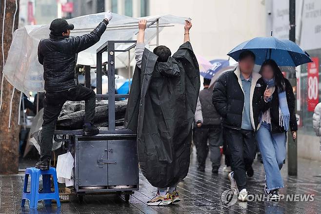 빗속 영업 준비하는 노점상인들 [연합뉴스 자료 사진]