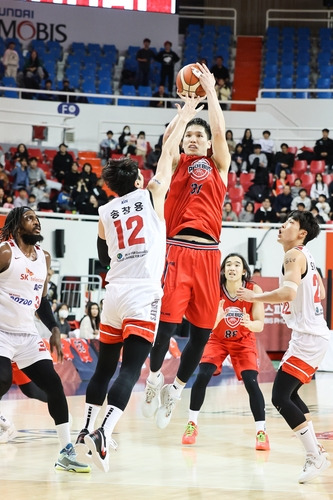 4쿼터 동점 3점슛을 터뜨리는 현대모비스 장재석 [KBL 제공. 재배포 및 DB 금지]