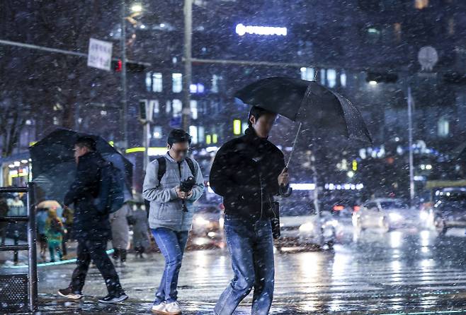 눈이 내린 5일 서울 마포구 공덕오거리에서 우산을 쓴 시민들이 이동하고 있다. (사진=뉴시스)