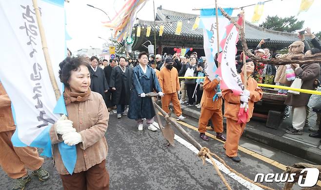 절기상 입춘인 4일 오후 제주시 제주목 관아에서 열린 '2024 갑진년 탐라국 입춘굿'에서 오영훈 제주지사가 낭쉐(나무 소)를 몰고 있다. 2024.2.4/뉴스1 ⓒ News1 오현지 기자