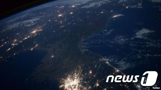 미국 항공우주국(NASA) 소속 우주인 스콧 켈리씨가 촬영한 한반도 사진. (VOA 제공) ⓒ News1 서재준 기자