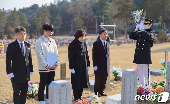 강정애 국가보훈부 장관이 2024년도 대학입학시험에 합격한 순직한 전몰·순직군경의 자녀들과 29일 국립대전현충원을 찾아 각자의 부모 묘역에 대학 합격통지서를 헌정하고 있다. (국가보훈부 제공) 2024.1.29/뉴스1