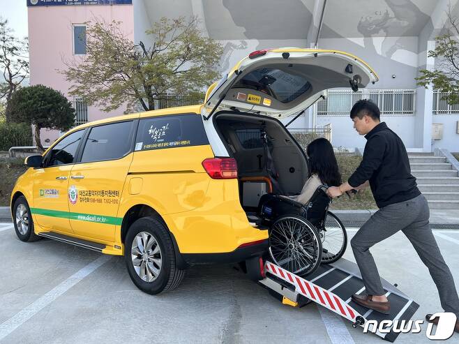 대전지역 장애인이 교통약자 특별교통수단인 콜택시를 이용하는 모습. (대전시 제공) /뉴스1