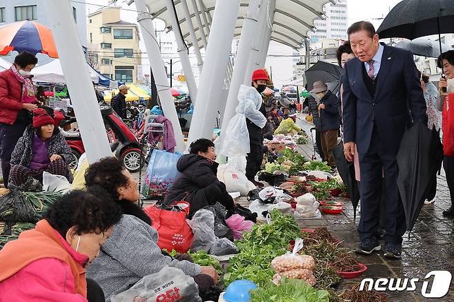 조근제 함안군수(오른쪽)가 5일 가야전통시장을 찾아 체감경기와 물가변동 상황 등을 점검하고 있다.(함안군 제공)