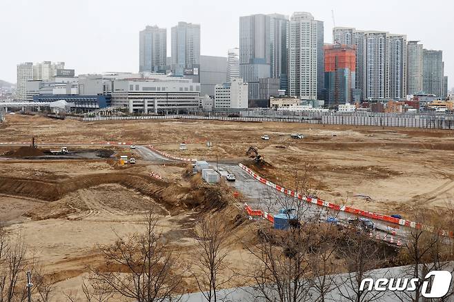 서울 도심(사대문·여의도·강남) 삼각편대 정중앙에 위치한 용산국제업무지구에 100층 높이의 랜드마크가 들어선다. 서울시가 5일 '용산국제업무지구 개발계획'을 발표했다. 용산국제업무지구는 오세훈 시장의 역점 사업인 '도시공간 대개조'의 핵심 프로젝트다. 사진은 용산국제업무지구가 들어서게 될 서울 용산역 철도정비창 일대의 이날 모습. 2024.2.5/뉴스1 ⓒ News1 민경석 기자